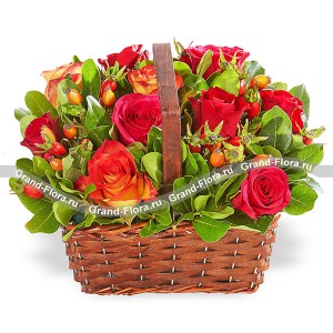 Осенний каприз - корзина из красных и оранжевых роз 